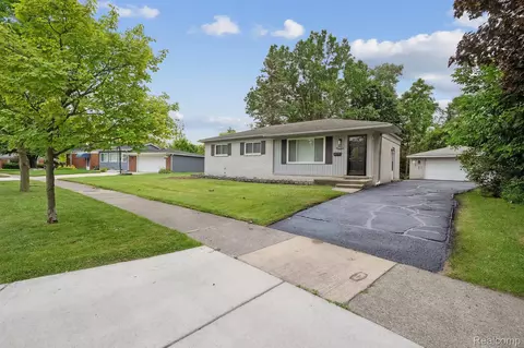 29919 S Stockton Dr, Farmington Hills, MI 48336