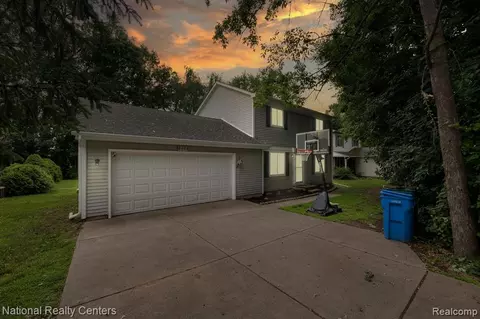 8073 Cooley Lake Rd, Commerce Twp, MI 48382