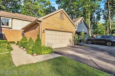 808 Maplewood Ct, Brighton, MI 48116