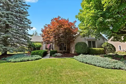 7208 Ilanaway Dr, West Bloomfield, MI 48324