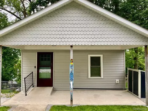 4279 Oakguard Crt Ct, White Lake, MI 48383