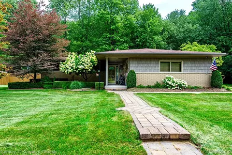 35116 Dumbarton St, Harrison Township, MI 48045