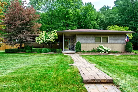 35116 Dumbarton St, Harrison, MI 48045