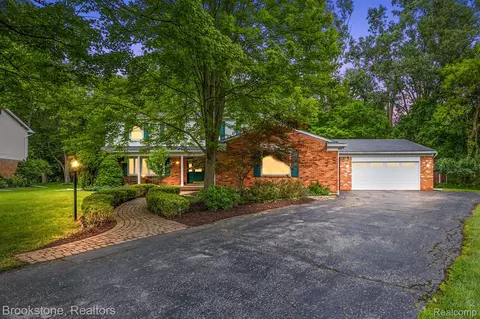 21969 Riverview Dr, Beverly Hills, MI 48025
