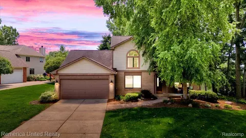 8745 Williamsport Dr, White Lake, MI 48386