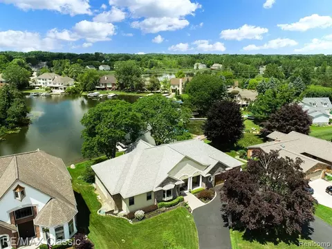 3364 Ledgewood Ct W, Commerce Twp, MI 48382