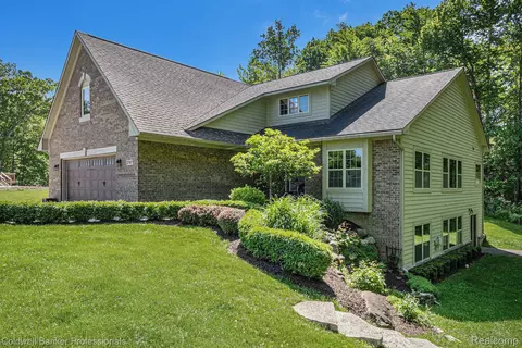2797 Toby Dr, Brighton, MI 48114
