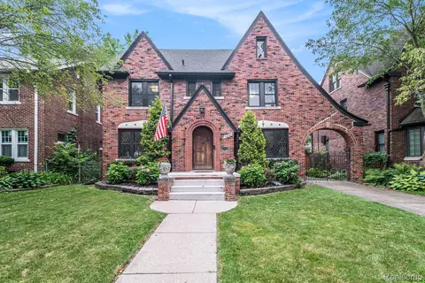 1210 Grayton St, Grosse Pointe Park, MI 48230