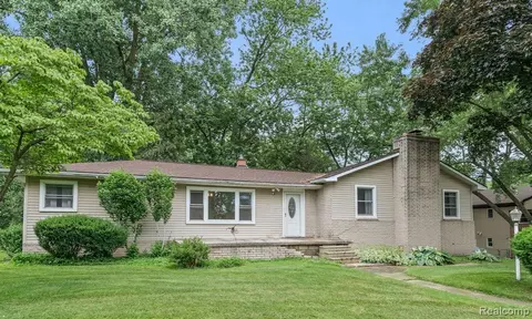 829 Markdale St, Lake Orion, MI 48362