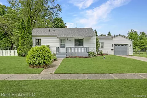 1482 Alberta Ave, Burton, MI 48509