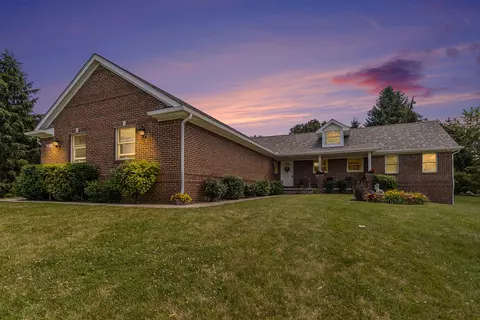 3810 Green Hills Dr, Pinckney, MI 48169