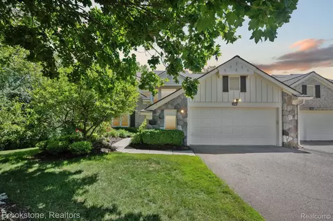 6010 Simsbury Ct, West Bloomfield, MI 48322