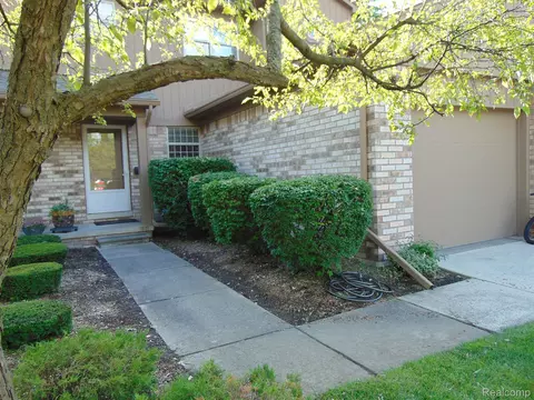 41465 Clinton Grove Dr, Clinton Township, MI 48038