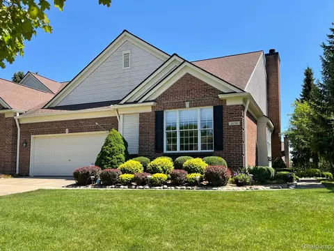 1630 Boulder Crt Ct, Rochester, MI 48306