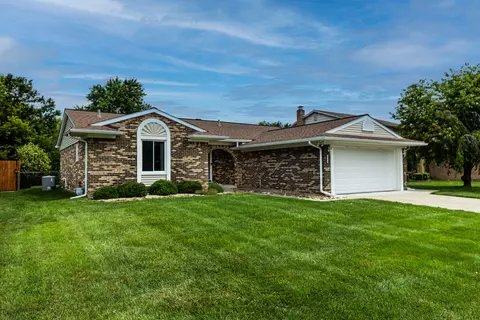 17879 Millstone Dr, Macomb, MI 48044