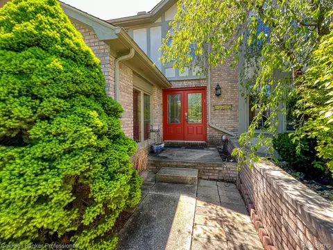 31021 Pine Cone Dr, Farmington Hills, MI 48331
