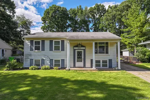 631 Norchester St, South Lyon, MI 48178
