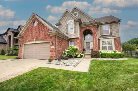 5101 Meckler Ln, Warren, MI 48092