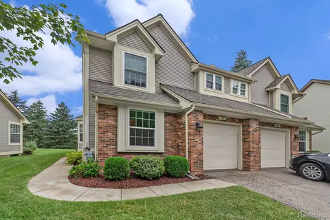 715 Whisperwood Trl, Fenton, MI 48430