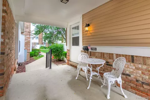 21055 W Glen Haven Cir, Northville, MI 48167
