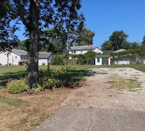 3279 S Grove Dr, Frenchtown, MI 48162