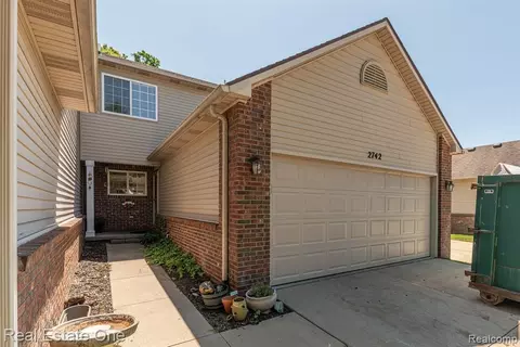 2742 N Moonglow Ct, Hartland, MI 48353