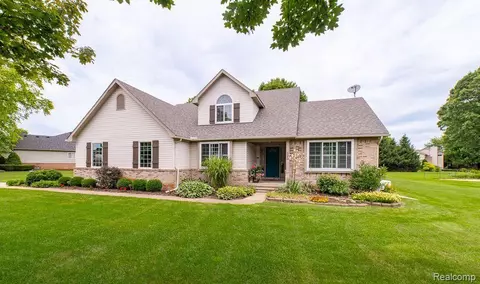 220 Maplewood Dr, Brandon, MI 48348