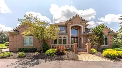 5003 Hickory Pointe Dr, Orchard Lake Village, MI 48323