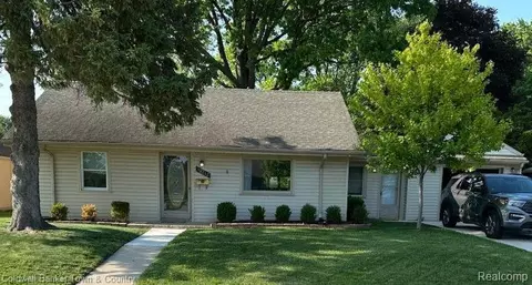 30212 Beechwood St, Garden City, MI 48135