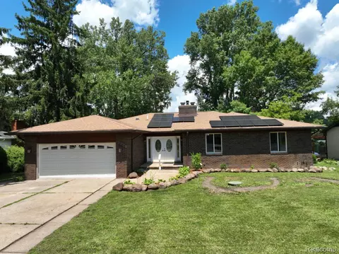 6523 Ellinwood Dr, White Lake, MI 48383