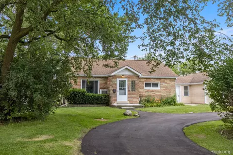 5658 Cardwell St, Garden City, MI 48135