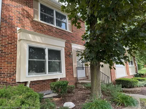 1702 Brentwood Dr, Troy, MI 48098