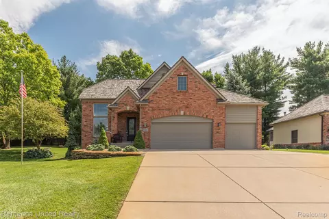 16443 Dawnlight Dr, Fenton, MI 48430