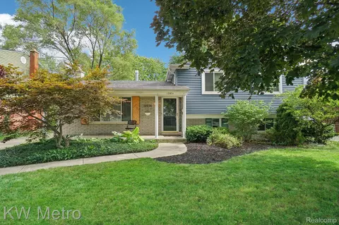 12974 Picadilly Dr, Sterling Heights, MI 48312