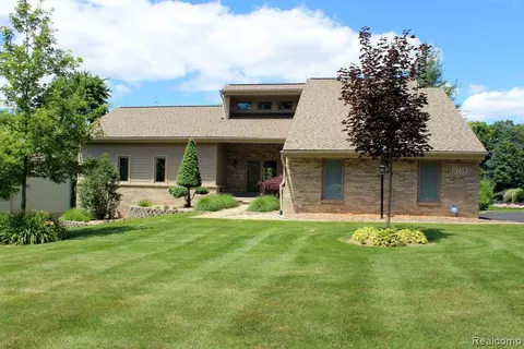 6739 Longhurst Dr, Independence, MI 48346
