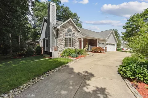 12186 Parkside Cir, Washington, MI 48094