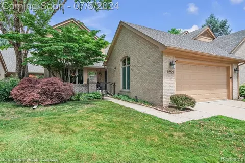5905 Whitfield Dr, Troy, MI 48098