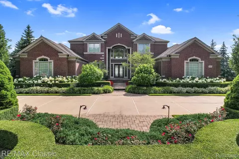 25693 Shoreline Dr, Novi, MI 48374