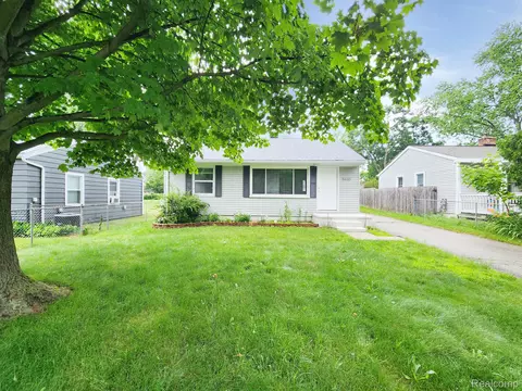 5630 Eldridge Dr, Waterford, MI 48327