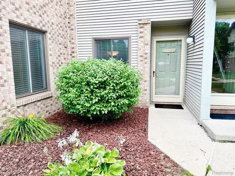 42509 Lilley Pointe Dr, Canton, MI 48187