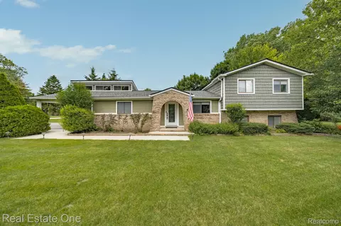 3425 Chevron Dr, Highland, MI 48356