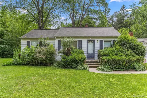 2946 Kenford Rd, Waterford, MI 48329