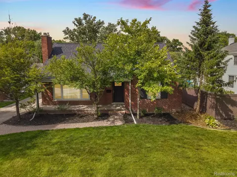 1140 Paget Ct, Grosse Pointe Woods, MI 48236