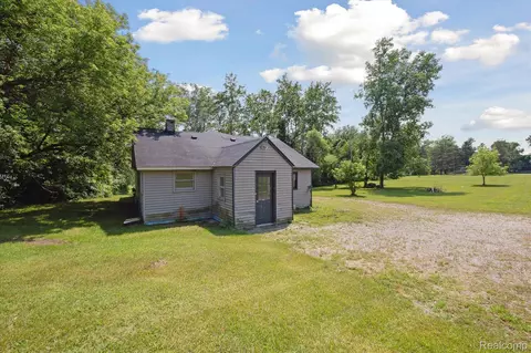 2275 Lakeville Rd, Oxford, MI 48370