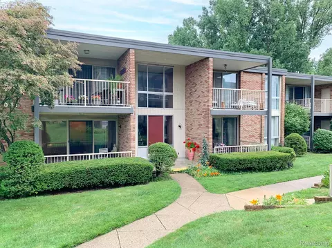 4041 W Maple Rd #E101, Bloomfield Township, MI 48301