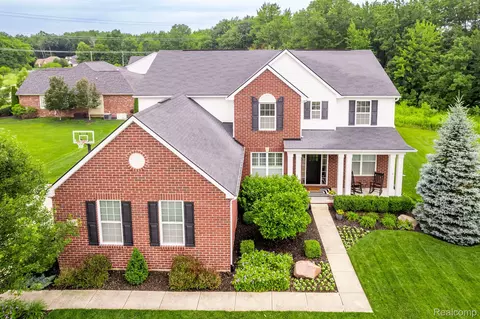 584 Birchcrest Crt Ct, Oakland, MI 48363