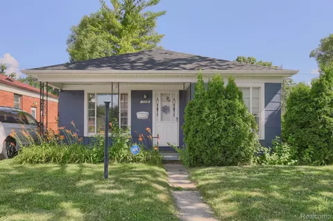 15533 Stephens Dr, Eastpointe, MI 48021