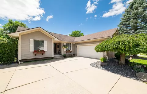 2451 Woodbourne Dr, Waterford, MI 48329
