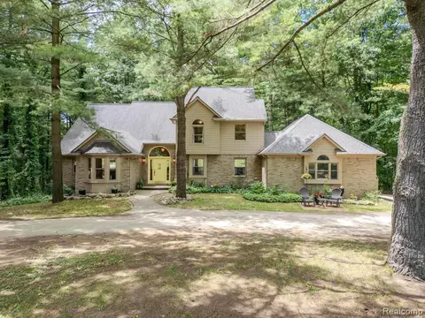 573 Nakomis Trl, Lake Orion, MI 48362