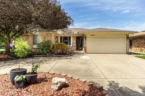 13705 Grove Park Dr, Sterling Heights, MI 48313